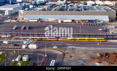 Vista aerea di Tesla Gigafactory, treno navetta Tesla, Gruenheide, 23 ottobre 2023 Foto Stock