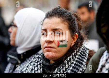 Una partecipante alla manifestazione Freedom for the People of Gaza ha dipinto la bandiera palestinese sulla guancia, Berlino, 5 novembre 2023 Foto Stock