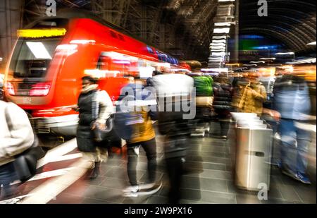 La fitta folla della stazione centrale di Francoforte. Circa mezzo milione di persone passano ogni giorno attraverso le sale della stazione, Francoforte sul meno, 31 10 2023 Foto Stock