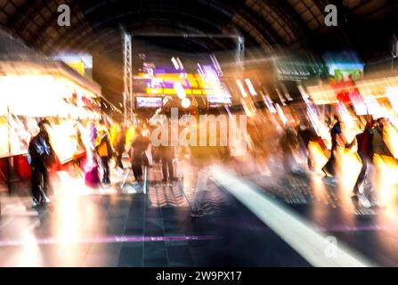 La fitta folla della stazione centrale di Francoforte. Circa mezzo milione di persone passano ogni giorno attraverso le sale della stazione, Francoforte sul meno, 31 10 2023 Foto Stock