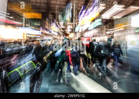 La fitta folla della stazione centrale di Francoforte. Circa mezzo milione di persone passano ogni giorno attraverso le sale della stazione, Francoforte sul meno, 31 10 2023 Foto Stock