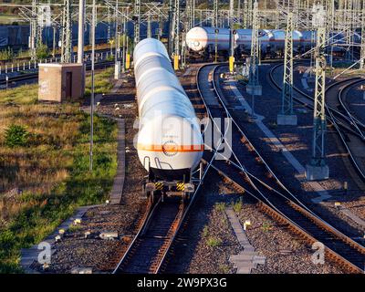 I carri armati della GATX Rail Europe vengono automaticamente assemblati nello stabilimento di formazione dei treni di DB Cargo a Halle, Halle, 04 09 2023 Foto Stock