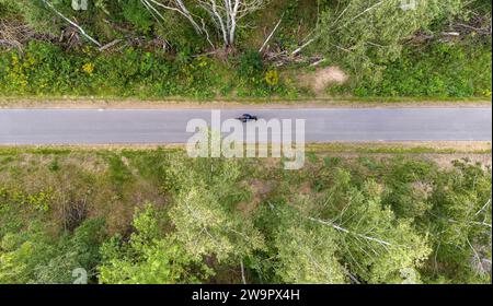 Veduta aerea dei ciclisti sul Wall Trail a Berlino Marienfelde. Il Wall Trail segna il corso delle ex fortificazioni di confine della DDR verso ovest Foto Stock