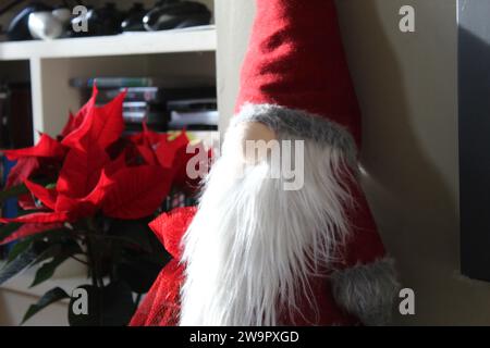 Una foto di uno gnomo nano di peluche di Babbo Natale in una casa. Foto Stock