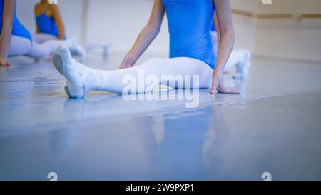 Piccole ballerine durante le lezioni di balletto. Foto Stock