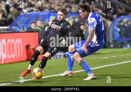 Bristol, Inghilterra. 29 dicembre 2023. Alfie May del Charlton Athletic e Tristan Crama dei Bristol Rovers si scontrano durante il match Sky Bet EFL League One Bristol Rovers e Charlton Athletic. Kyle Andrews/Alamy Live News Foto Stock