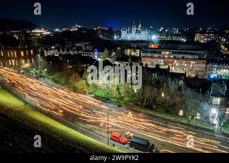 Persone durante la processione delle fiaccole nel centro di Edimburgo, guidate dai vichinghi della Shetland South Mainland Up Helly AA Jarl Squad, come parte dell'evento di apertura per le celebrazioni di Hogmanay a Edimburgo. Data immagine: Venerdì 29 dicembre 2023. Foto Stock