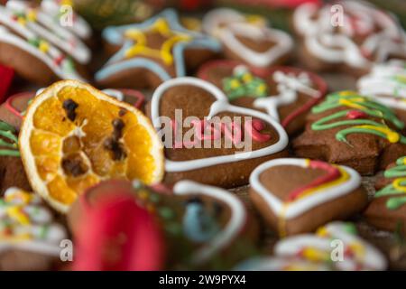 Biscotti smaltati. Dolci per Natale. Dolcezza glassata Foto Stock