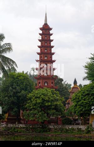 La Pagoda di Trấn Quốc (vietnamita: 鎭國寺, chữ Hán: Chùa Trấn Quốc) è il più antico tempio buddista di Hanoi. Si trova su una piccola isola vicino a sud Foto Stock