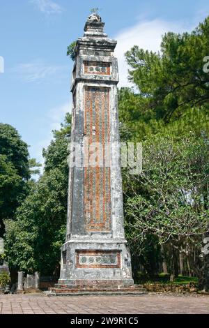 Uno dei due obelischi intorno all'edificio delle tavolette di pietra nella Tomba di tu Duc vicino a Hue, in Vietnam. Foto Stock