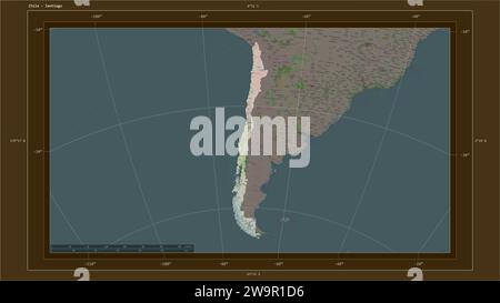 Il Cile è evidenziato su una mappa topografica in stile OSM France con la capitale del paese, la griglia cartografica, la scala di distanza e i coordi di confine della mappa Foto Stock