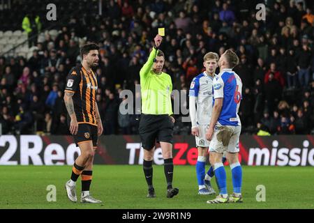 L'arbitro Matthew Donohue assegna un cartellino giallo a Sondre Tronstad durante la partita del campionato Sky Bet Hull City vs Blackburn Rovers all'MKM Stadium, Hull, Regno Unito, il 29 dicembre 2023 (foto di James Heaton/News Images) Foto Stock