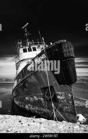 Rimorchiatore abbandonato in un'ex operazione di demolizione della nave sulla costa orientale della nuova Scozia, Canada. Foto Stock