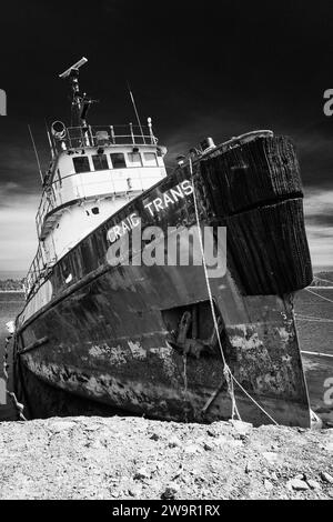 Rimorchiatore abbandonato in un'ex operazione di demolizione della nave sulla costa orientale della nuova Scozia, Canada. Foto Stock
