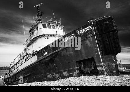 Rimorchiatore abbandonato in un'ex operazione di demolizione della nave sulla costa orientale della nuova Scozia, Canada. Foto Stock