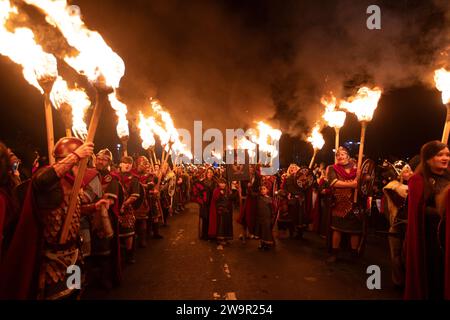 Edimburgo, Regno Unito. 29 dicembre 2023. Torchlight Procession torna per le celebrazioni del 30° anniversario come parte di Edinburgh Hogmanay. Circa 20.000 persone fioriscono per brillare Edimburgo. Nuovo punto di partenza presso il Meadows, che presenta una festa di Street Theatre dal vivo, artisti del fuoco, pipe band e percussionisti per iniziare le celebrazioni, prima che i vichinghi della South Mainland delle Shetland fino alla Helly al' Jarl Squad guidino la processione, per creare uno splendido fiume di fuoco attraverso lo storico centro storico della capitale. Foto: Pako Mera/Alamy Live News Foto Stock