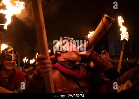 Edimburgo, Regno Unito. 29 dicembre 2023. Torchlight Procession torna per le celebrazioni del 30° anniversario come parte di Edinburgh Hogmanay. Circa 20.000 persone fioriscono per brillare Edimburgo. Nuovo punto di partenza presso il Meadows, che presenta una festa di Street Theatre dal vivo, artisti del fuoco, pipe band e percussionisti per iniziare le celebrazioni, prima che i vichinghi della South Mainland delle Shetland fino alla Helly al' Jarl Squad guidino la processione, per creare uno splendido fiume di fuoco attraverso lo storico centro storico della capitale. Foto: Pako Mera/Alamy Live News Foto Stock