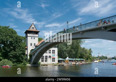 Abteibrücke, il ponte dell'abbazia per il Kulturhaus Insel, un luogo popolare nel mezzo del fiume Sprea, nel quartiere Treptow di Berlino Foto Stock