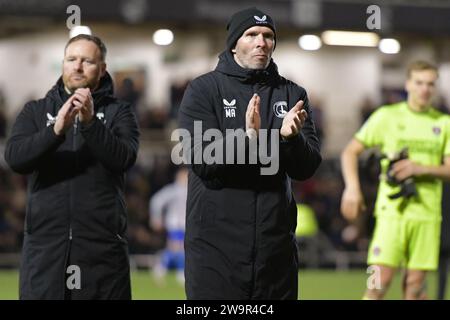 Bristol, Inghilterra. 29 dicembre 2023. Il capo allenatore del Charlton Athletic Michael Appleton applaude i tifosi dopo la partita di Sky Bet EFL League One Bristol Rovers e Charlton Athletic. Kyle Andrews/Alamy Live News Foto Stock