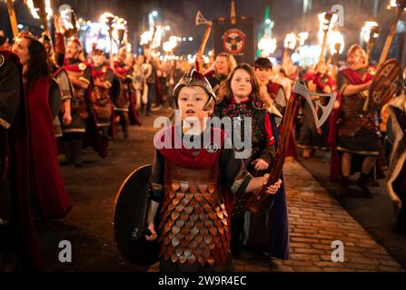 Edimburgo, Scozia, Regno Unito. 29 dicembre 2023. La processione a fiaccolata guidata dai vichinghi della South Mainland Up Helly AAA’ Jarl Squad delle Shetland si svolge a partire dal Meadows di Edimburgo. Si prevede che vi abbiano partecipato fino a 20.000 persone del pubblico. La processione è il primo evento che fa parte delle celebrazioni ufficiali di Hogmanay a Edimburgo in vista del nuovo anno. Iain Masterton/Alamy Live News Foto Stock