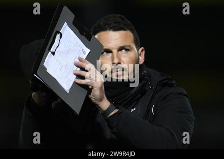 Bristol, Inghilterra. 29 dicembre 2023. L'allenatore del portiere del Charlton Athletic Stephen Henderson applaude i tifosi dopo la partita di Sky Bet EFL League One Bristol Rovers e Charlton Athletic. Kyle Andrews/Alamy Live News Foto Stock