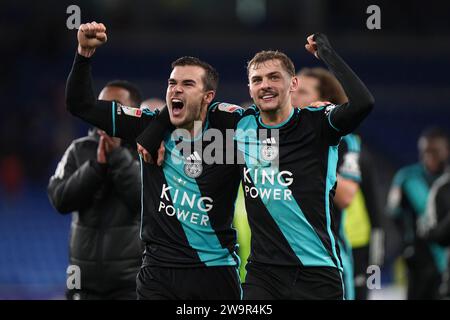 Harry Winks di Leicester City (a sinistra) e Kiernan Dewsbury-Hall festeggiano dopo il fischio finale della partita del campionato Sky Bet al Cardiff City Stadium di Cardiff. Data immagine: Venerdì 29 dicembre 2023. Foto Stock