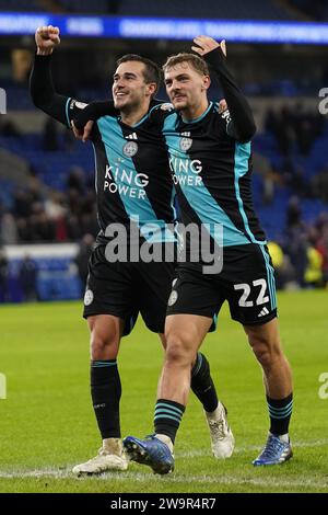 Harry Winks di Leicester City (a sinistra) e Kiernan Dewsbury-Hall festeggiano dopo il fischio finale della partita del campionato Sky Bet al Cardiff City Stadium di Cardiff. Data immagine: Venerdì 29 dicembre 2023. Foto Stock