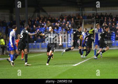 Bristol, Inghilterra. 29 dicembre 2023. Charlton Athletic festeggia dopo i punteggi dello Slobodan Tedic (con la palla) durante la partita Sky Bet EFL League One Bristol Rovers e Charlton Athletic. Kyle Andrews/Alamy Live News Foto Stock