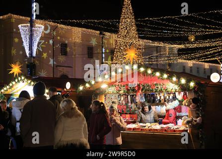 Grazioso mercatino di Natale a Piata Mare, la grande Piazza, nella storica città di Sibiu, in Transilvania, Romania Foto Stock