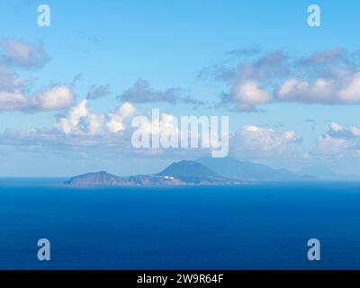 Sint Eustatius con i Quill sull'isola, con Saint Kitts sullo sfondo, vista da Saba, Paesi Bassi caraibici. Foto Stock