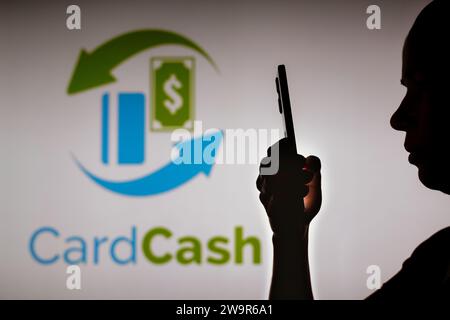 Brasile. 29 dicembre 2023. In questa foto, la silhouette di una donna contiene uno smartphone con il logo CardCash sullo sfondo. (Foto di Rafael Henrique/SOPA Images/Sipa USA) **** esclusivamente a scopo editoriale *** credito: SIPA USA/Alamy Live News Foto Stock