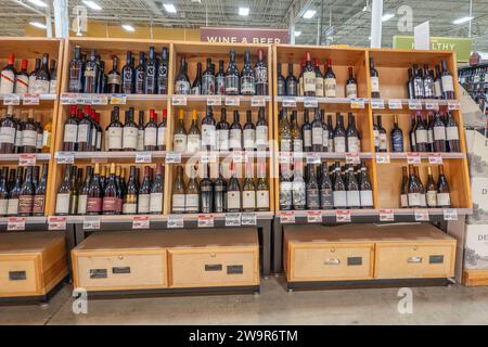 Supermercato con selezione di vini in scatole di legno Foto Stock