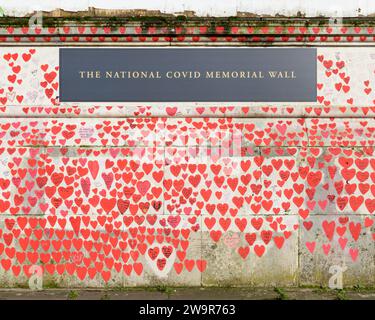 Londra, Regno Unito - 17 marzo 2023; Sign on National Covid Memorial Wall con i nomi in memoria Foto Stock