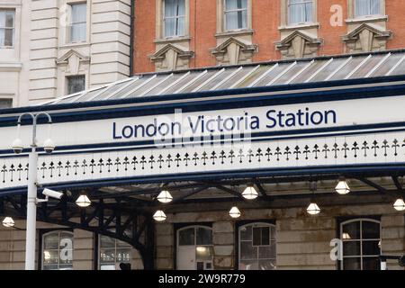 Londra, Regno Unito - 17 marzo 2023; cartello con il nome sulla tenda per il capolinea dei treni della stazione Victoria di Londra Foto Stock