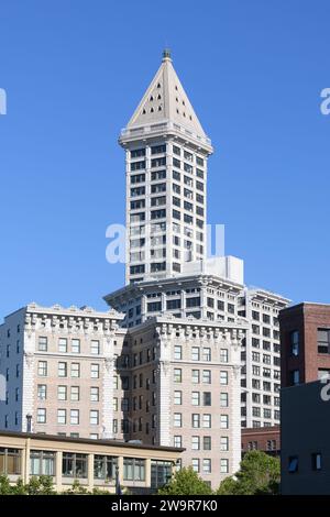 Seattle, WA, USA - 2 luglio 2023; la Smith Tower, simbolo di Seattle, contro il cielo blu, con la piramide in cima Foto Stock