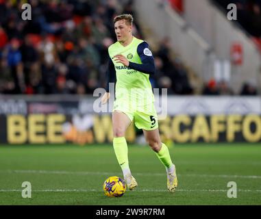 Daniel Ballard del Sunderland durante la partita del campionato Sky Bet all'AESSEAL New York Stadium, Rotherham. Data immagine: Venerdì 29 dicembre 2023. Foto Stock