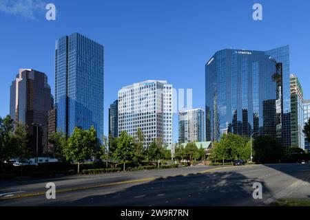 Bellevue, WA, USA - 6 giugno 2023; grattacieli nel quartiere centrale degli affari del centro di Bellevue Foto Stock