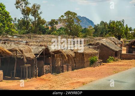 Zona di Antsirabe, Madagascar. 20 ottobre 2023. Strade del Madagascar. Sentiero da Antsirabe. Piccoli villaggi, case tradizionali malgasce fatte di rami e c Foto Stock