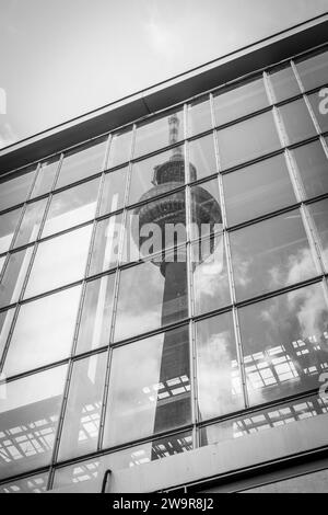 Riflesso della torre della televisione di Berlino (Fernsehturm) nelle vetrate della stazione ferroviaria Alexanderplatz nel quartiere Berlin Mitte, Berlino, Germania, Europa Foto Stock