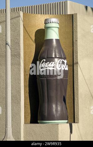 Statua della bottiglia di Coca Cola ispirata all'art déco all'esterno dello stabilimento di imbottigliamento moderno Coca Cola nel centro di Los Angeles, California, USA Foto Stock