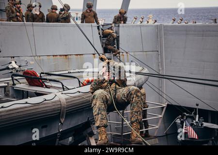 I Marines statunitensi assegnati alla 26th Marine Expeditionary Unit (Special Operations Capable) conducono addestramento tattico sulla sospensione della corda a bordo della nave anfibia classe San Antonio USS Mesa Verde (LPD 19) nel Mar Mediterraneo, 10 dicembre 2023. U.S. Marines and Sailors of the 26th Marine Expeditionary Unit (Special Operations Capable), imbarcati sulle navi del Bataan Amphibious Ready Group, sono in uno schieramento programmato con elementi dispiegati nelle aree operative della 5th Fleet e della 6th Fleet statunitense per aumentare la sicurezza e la stabilità marittima, e per difendere gli interessi degli Stati Uniti, degli alleati e dei partner. ( Foto Stock