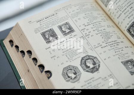 Pagina di esempio di un catalogo di prezzi Scott Stamp in Gran Bretagna pagina all'inizio del ventesimo secolo Foto Stock