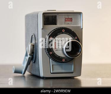 La videocamera Brownie da 8 mm è una fotocamera a basso costo con orologio e messa a fuoco fissa f/2,7 da 13 mm Foto Stock