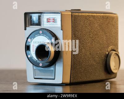 La videocamera Brownie da 8 mm è una fotocamera a basso costo con orologio e messa a fuoco fissa f/2,7 da 13 mm Foto Stock