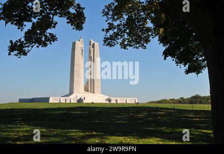 Il Canadian National Vimy Memorial, progettato dallo scultore Walter S. Allward, segna il sito della battaglia di Vimy Ridge, in Francia, durante la prima guerra mondiale. Foto Stock