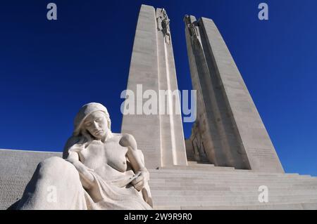 Una scultura di una donna in lutto alla base del Canadian National Vimy Memorial in Francia. Progettato da Walter S. Allward, è stato inaugurato nel 1936. Foto Stock