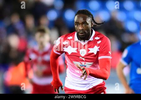 Devante Cole (44 Barnsley) va avanti durante la partita di Sky Bet League 1 tra Peterborough e Barnsley a London Road, Peterborough, venerdì 29 dicembre 2023. (Foto: Kevin Hodgson | mi News) crediti: MI News & Sport /Alamy Live News Foto Stock