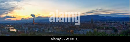 Firenze da Piazzale Michelangelo al tramonto, capitale della regione Toscana d'Italia, Duomo, Ponte Vecchio, Arno, centro rinascimentale per l'arte e gli archi Foto Stock