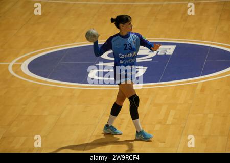 Oviedo, Spagna. 29 dicembre 2023. Il giocatore di Lobas Global Atac Oviedo, Danae Miranda (23) con il pallone durante la 13a giornata della Liga Guerreras Iberdrola tra Lobas Global Atac Oviedo e KH-7 BM. Granollers, il 29 dicembre 2023, al Florida Arena Municipal Sports Center, a Oviedo, Spagna. (Foto di Alberto Brevers/Pacific Press) Credit: Pacific Press Media Production Corp./Alamy Live News Foto Stock