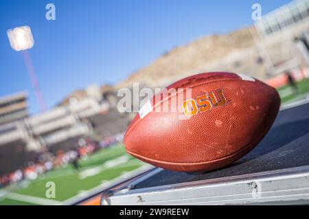 El Paso, Texas, USA. 29 dicembre 2023. Un football con il marchio Oregon State Beavers si siede a bordo campo prima della partita di football NCAA nel 90° Tony the Tiger Sun Bowl annuale tra gli Oregon State Beavers e i Notre Dame Fighting Irish al Sun Bowl Stadium di El Paso, Texas. Prentice C. James/CSM/Alamy Live News Foto Stock